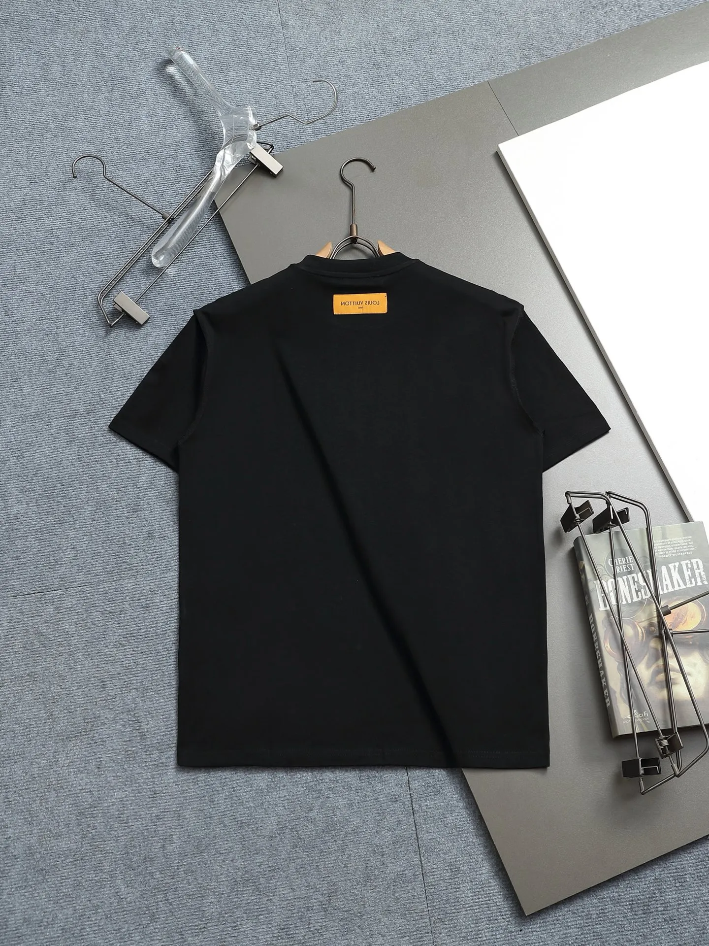 🅿️170 LV 25ss spring and summer printed short T series -1v Yayoi Kusama series pumpkin 🎃 pattern round neck short-sleeved T-shirt. Made of 32-count double yarn pure cotton 240g, washed at high temperature, will not shrink or fade. Comfortable to the touch, super texture❤️ Back-stitched cuff design, yellow back-mark embellishment, and a full set of accessories. A must-have for trendy men and trendy women, the classic drop-shoulder slightly wide version is available exclusively from stock!         ⚠️Only make high quality products, reject junk goods!  -Color: White Black -Size: XS S M L -Crowd: Unisex
